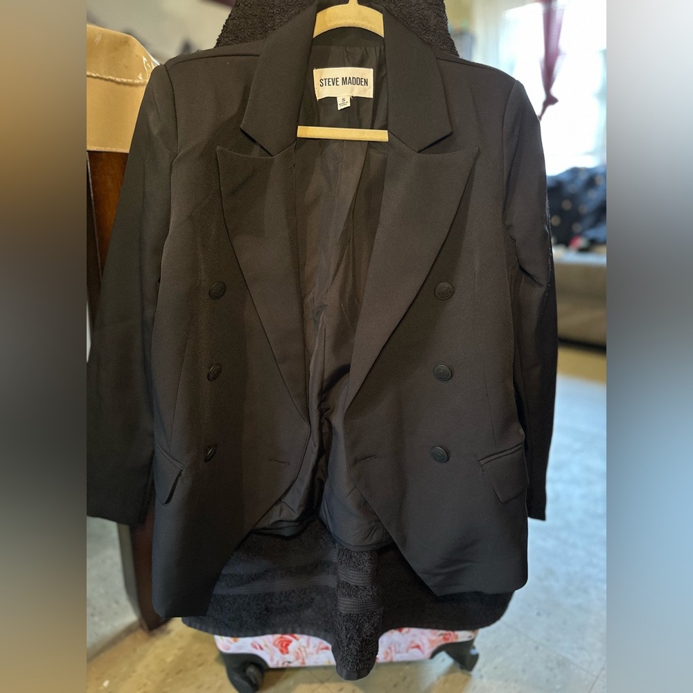 Brand new Steve Madden blazer. Black in color. Size small. - Picture 5 of 6